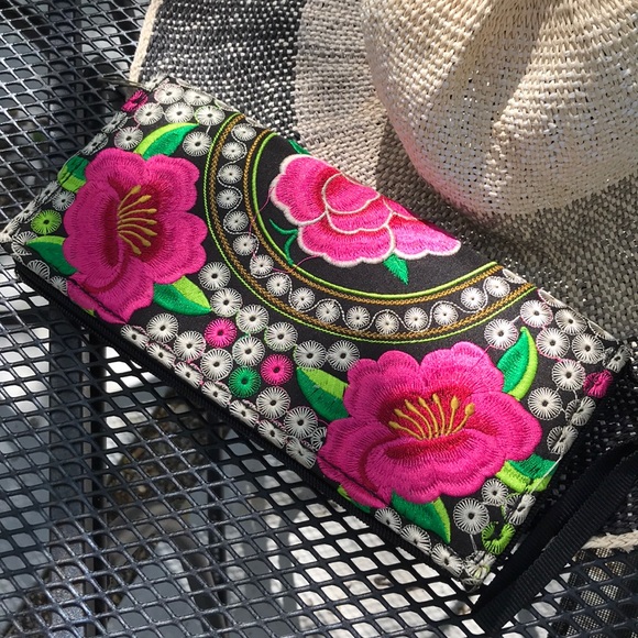 Handbags - Embroidered zipper clutch